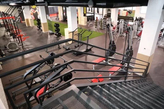 Спортивный зал в Ереване "Gold's Gym".