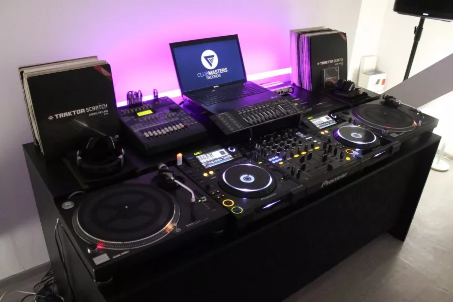 Школа диджеев Clubmasters DJ в Санкт-Петербурге: Дубляж, Актерское Мастерство, Создание Электронной Музыки, Продюсирование, Дети И Взрослые,