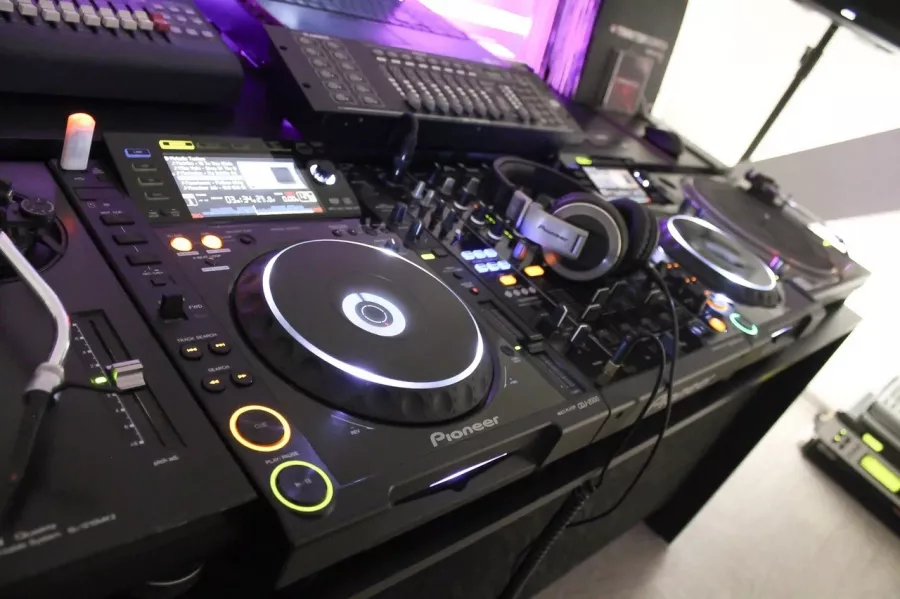 Школа диджеев Clubmasters DJ в Санкт-Петербурге: Дубляж, Актерское Мастерство, Создание Электронной Музыки, Продюсирование, Дети И Взрослые,