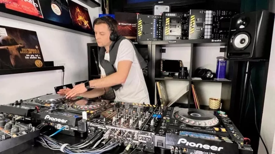 Школа диджеев Scratch DJ School в Санкт-Петербурге: Сведение, Вокал, Актерское Мастерство, Для Взрослых И Детей, Диджей Софт,