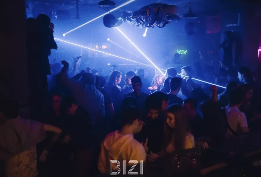 Бар BIZI MOSCOW в Москве: Бар, Выпить, Малинки малинки такие вичиринки, Танцы, Музыкально, Молодежное место, Вечеринка,