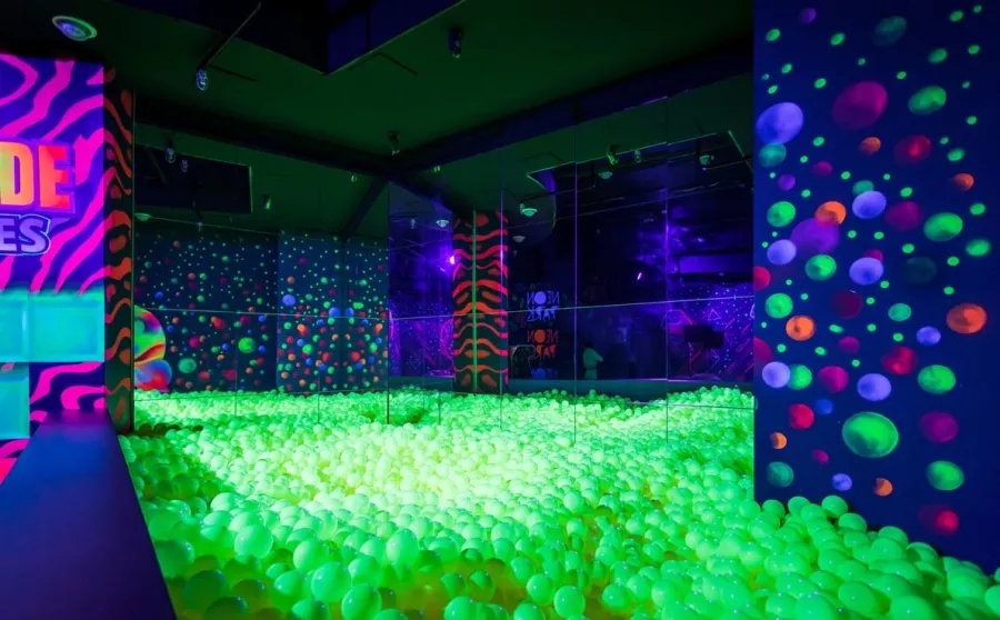 Парк развлечений Neon park в Минске: Чилим, Развлечения, Детские игровые залы, Аттракционы, Подростковые клубы, Организация праздников, Лазерный лабиринт,
