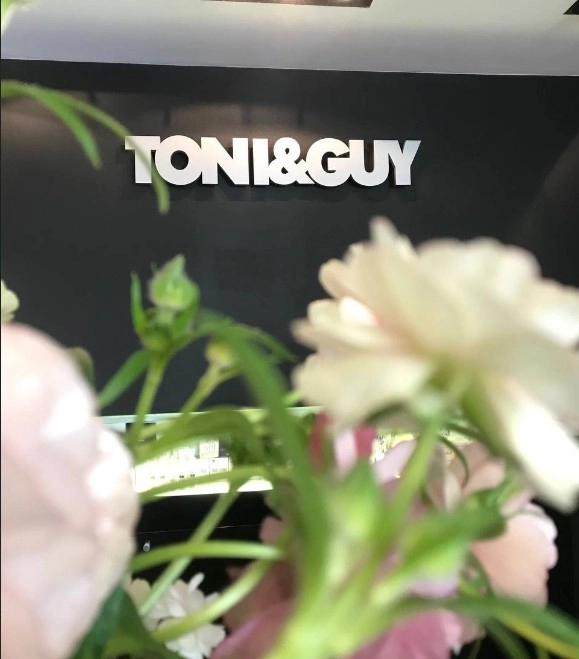 Салон красоты Toni&Guy в Санкт-Петербурге: Парикмахерская, Косметические услуги, Массаж, Ногтевая студия, Ресницы и брови,