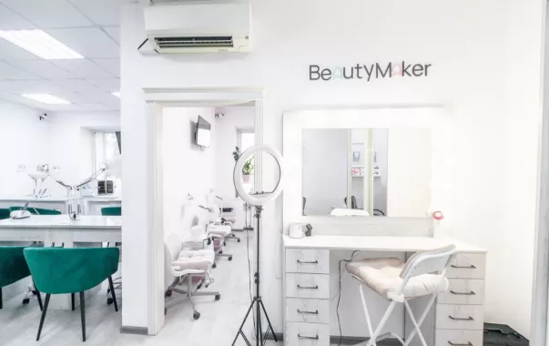 Студия маникюра "NailMaker Bar".