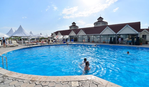 Бассейн "Vahakni Pool and Bar".