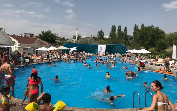 Бассейн Vahakni Pool and Bar в Ереване: Бассейн, Games, Семейный отдых, Аниматоры, Мероприятия, Танцевальные шоу,