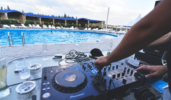 Бассейн Vahakni Pool and Bar в Ереване: Бассейн, Games, Семейный отдых, Аниматоры, Мероприятия, Танцевальные шоу,