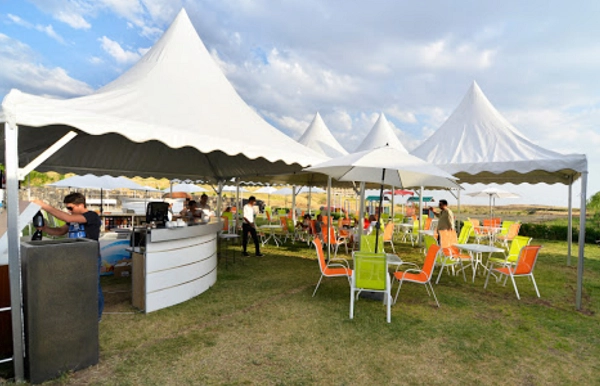 Бассейн Vahakni Pool and Bar в Ереване: Бассейн, Games, Семейный отдых, Аниматоры, Мероприятия, Танцевальные шоу,