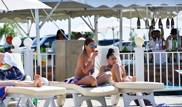 Бассейн Vahakni Pool and Bar в Ереване: Бассейн, Games, Семейный отдых, Аниматоры, Мероприятия, Танцевальные шоу,