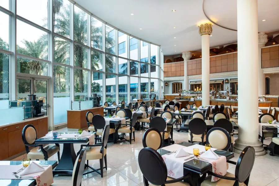 Отель Sheraton Jumeirah Beach Resort 5* в Дубаи: Прибрежный отель , Комфортные номера , Детский клуб , Турецкий хамам , Фитнес зал ,