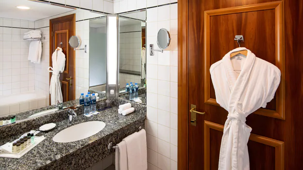 Отель Sheraton Jumeirah Beach Resort 5* в Дубаи: Прибрежный отель , Комфортные номера , Детский клуб , Турецкий хамам , Фитнес зал ,