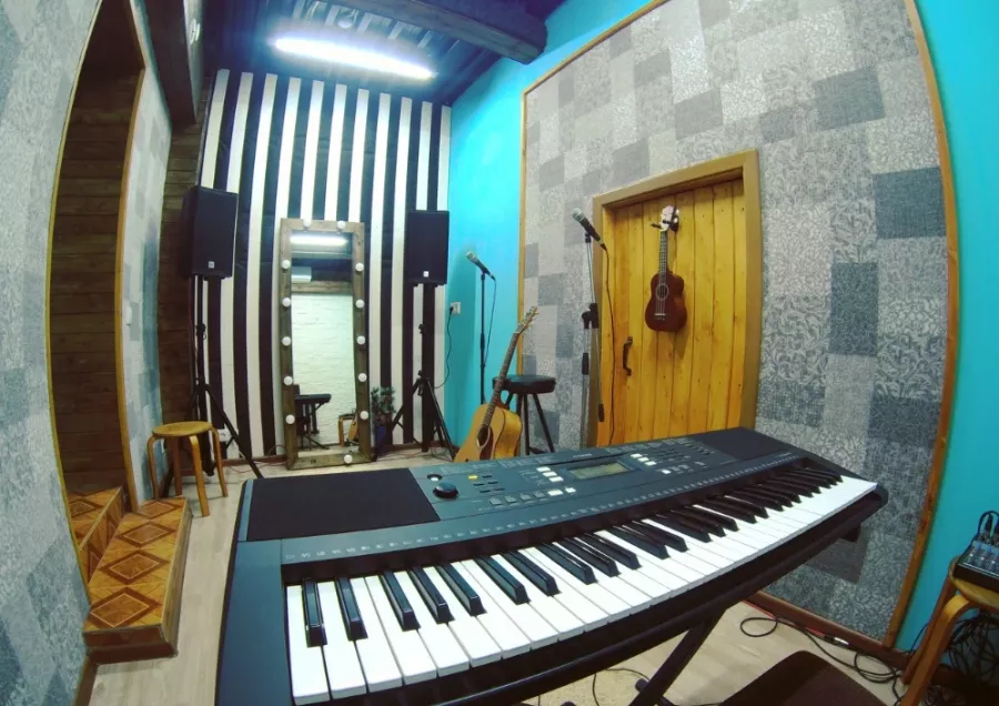 Музыкальная студия Nazarov Studio в Москве: Вокал, Студия звукозаписи, Кавер-группа, Музыкальные инструменты, Бас-гитара, Барабаны,