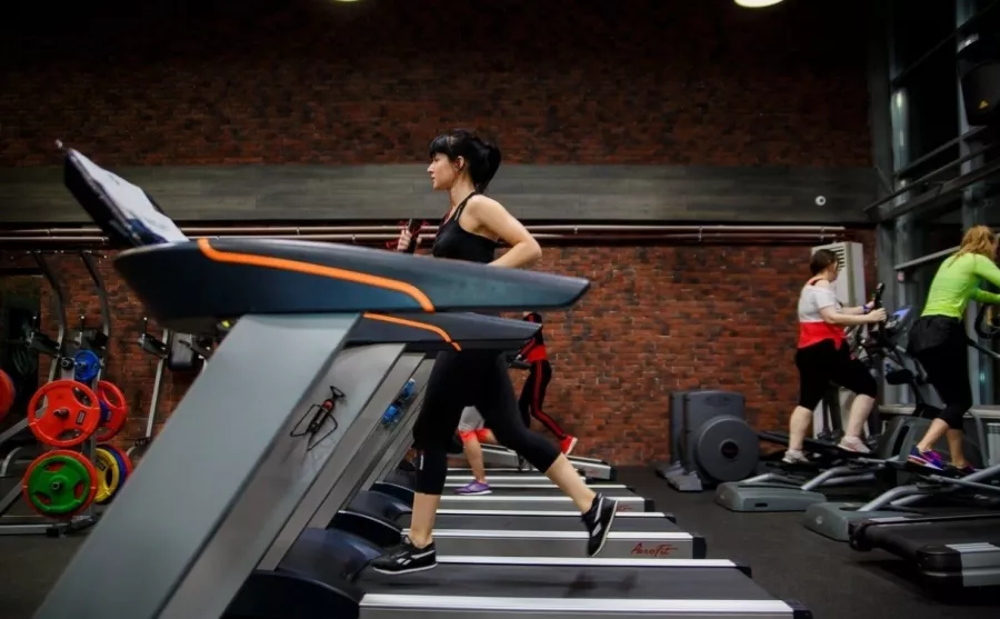 Фитнес-клуб Loft Fitness в Москве: Аквааэробика, Йога, Пилатес, Стретчинг, Фитбол, Персональный тренер, TRX тренировки, Танцевальные программы, Бассейн, Сауна,