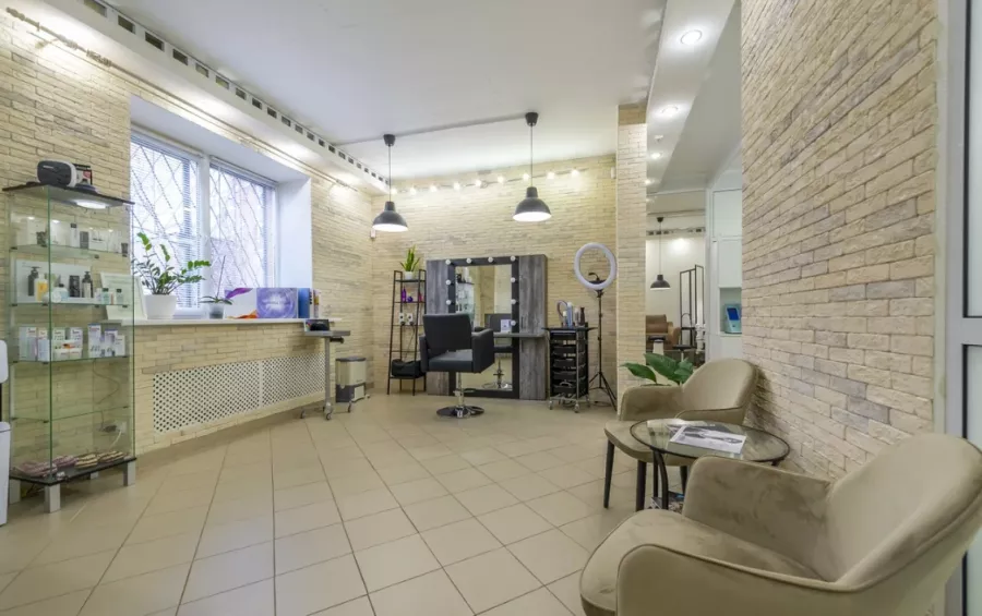Клуб красоты и маникюра ClubKim в Москве: Стрижка, Сложное окрашивание, Биксипластия, Камуфляж седины, Мужские стрижки, Массаж, Макияж, Ресницы, Брови, Ногти, Косметология, Эпиляция,