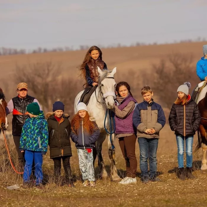 "Клуб верховой езды Особый мир на Горных"