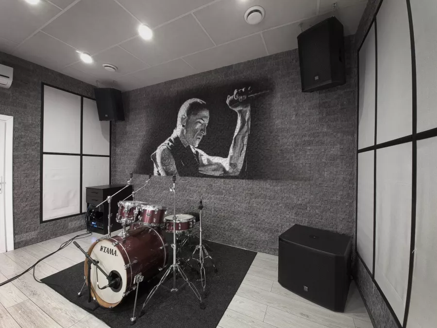 Репетиционный комплекс LikeMusic в Краснодаре: Музыкальная школа, Музыкально, Музыкальные инструменты, Репетиции, Гитара, Барабаны, Микрофоны, Музыкальное оборудование,