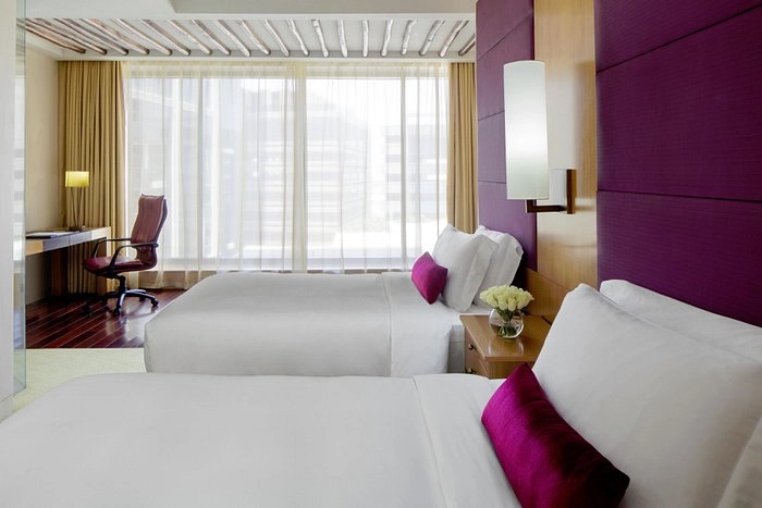 Отель The H Hotel 5* в Дубаи: Современный отель , Мини бар , Апартаменты , Бассейн , Спа , Комфортные номера , Ресторан,
