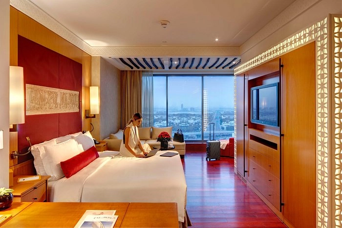 Отель The H Hotel 5* в Дубаи: Современный отель , Мини бар , Апартаменты , Бассейн , Спа , Комфортные номера , Ресторан,