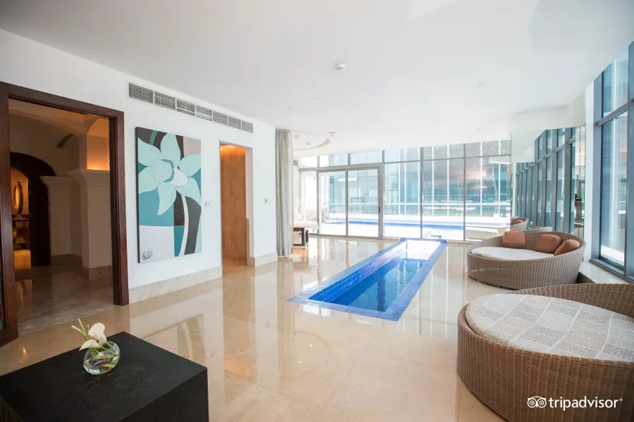 Отель The H Hotel 5* в Дубаи: Современный отель , Мини бар , Апартаменты , Бассейн , Спа , Комфортные номера , Ресторан,