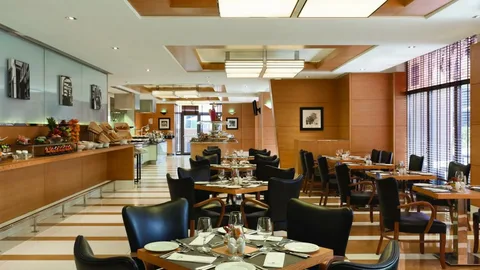 Отель Delta Hotels by Marriott 4* в Дубаи: Прибрежный отель , Американский бар , Бассейн , Конференц-зал, Апартаменты , Бразильский ресторан , Фитнес,