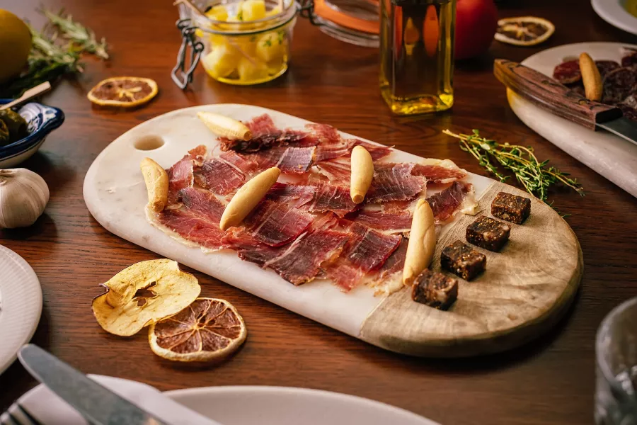 Испанский ресторан Lola Taberna Española в Дубаи: Испанская еда , Фламенго , Душевная музыка , Испанская гитара , Пинчо ,