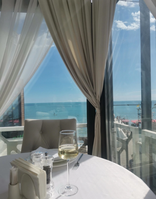 Ресторан Adriatica в Сочи: Панорамный ресторан, Итальянская кухня, Европейская кухня, Завтрак, Заказ столиков, Винная карта, Спортивные трансляции,