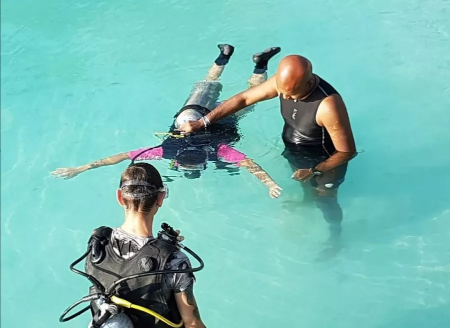 Дайвинг клуб Euro-Divers Kurumba (Diving club Euro-Divers Kurumba) в Мальдивах: Летняя Веранда, Напитки, Для Взрослых и Детей, Скат Манта, Подводный Скутер, Персональный тренер,