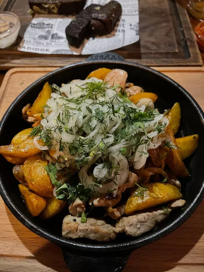 Бар Пивная демократия в Анапе: Пивной бар, Пиво, Европейская кухня, Винная карта, Своя пивоварня, Детская комната, Спортивные трансляции,