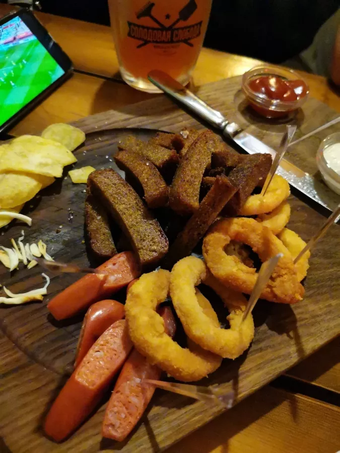 Бар Пивная демократия в Анапе: Пивной бар, Пиво, Европейская кухня, Винная карта, Своя пивоварня, Детская комната, Спортивные трансляции,