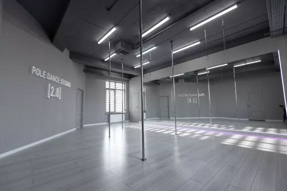 Танцевальная студия "Pole dance studio 2.8".