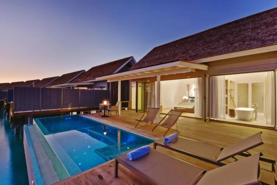 Отель Курамати Мальдивы (Kuramati Maldives Hotel) в Мальдивах: Бунгало, Бассейн, Отель, Четыре Звезды, Ресторан, Гидромассажная Ванна, СПА-центр, Кондиционер,