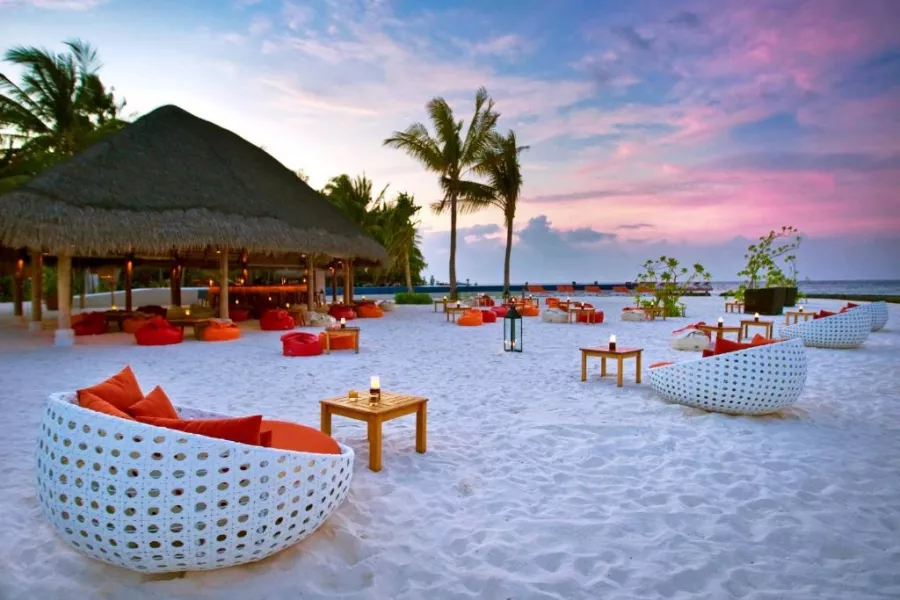 Отель Курамати Мальдивы (Kuramati Maldives Hotel) в Мальдивах: Бунгало, Бассейн, Отель, Четыре Звезды, Ресторан, Гидромассажная Ванна, СПА-центр, Кондиционер,