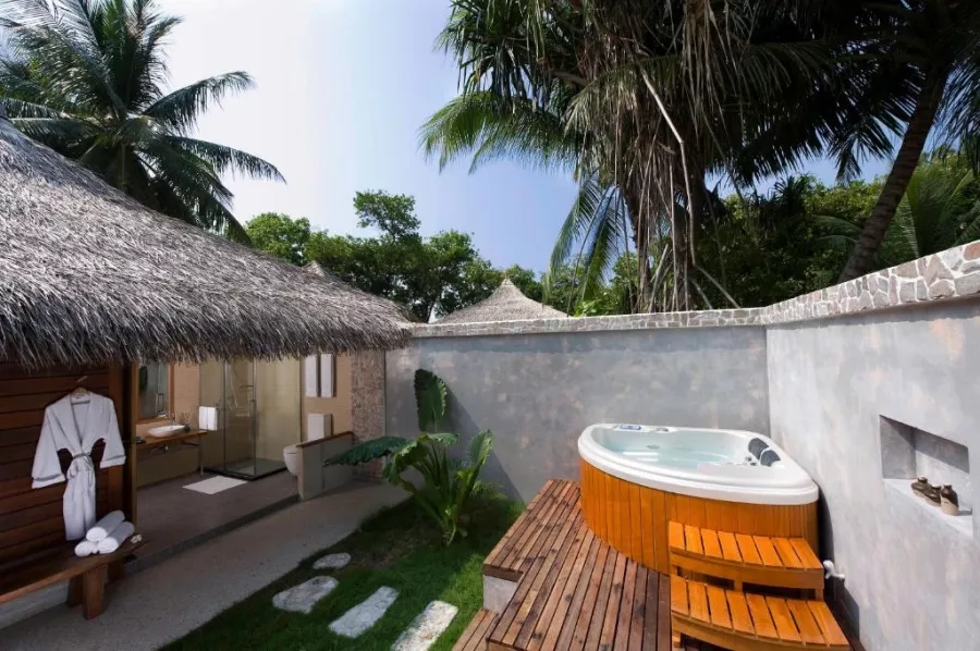 Отель Курамати Мальдивы (Kuramati Maldives Hotel) в Мальдивах: Бунгало, Бассейн, Отель, Четыре Звезды, Ресторан, Гидромассажная Ванна, СПА-центр, Кондиционер,