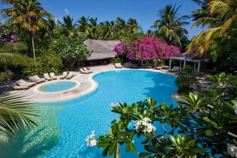 Отель Курамати Мальдивы (Kuramati Maldives Hotel) в Мальдивах: Бунгало, Бассейн, Отель, Четыре Звезды, Ресторан, Гидромассажная Ванна, СПА-центр, Кондиционер,