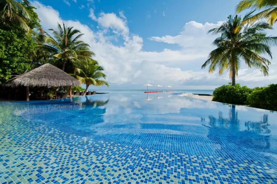 Отель Курамати Мальдивы (Kuramati Maldives Hotel) в Мальдивах: Бунгало, Бассейн, Отель, Четыре Звезды, Ресторан, Гидромассажная Ванна, СПА-центр, Кондиционер,