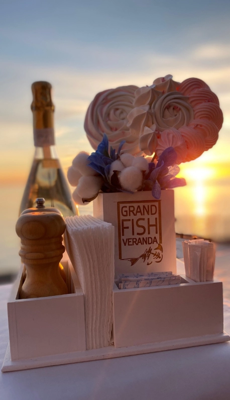 Ресторан Grand Fish Veranda в Сочи: Ресторан у воды, Средиземноморская кухня, Рыбная кухня, Заказ навынос, Летняя терраса, Панорамный вид, Европейская кухня, Рыбные заведения, Завтрак,