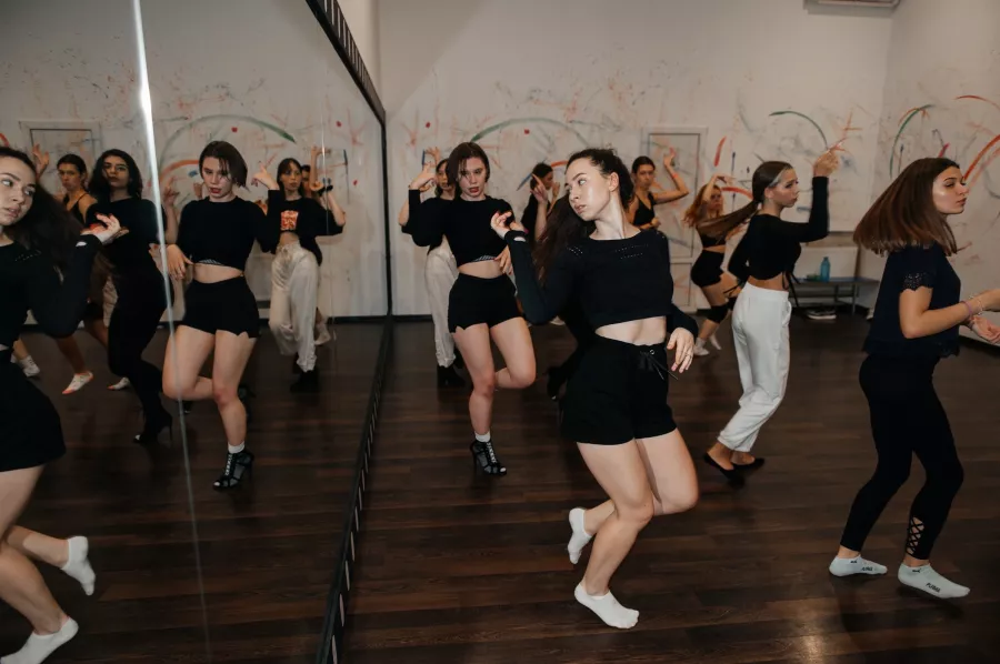 Школа танцев Без правил в Краснодаре: Стрип-пластика, Брейк-данс, Музыка,