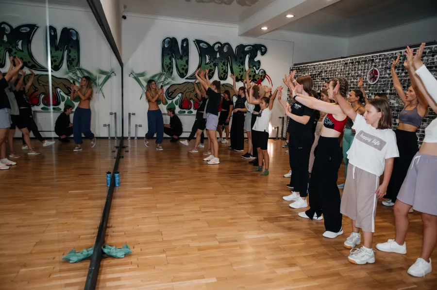 Школа танцев Без правил в Краснодаре: Стрип-пластика, Брейк-данс, Музыка,