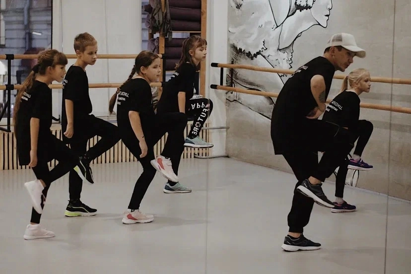 Школа танцев Internal Dance School в Санкт-Петербурге: Хореография, Акробатика, Стретчинг, Современный Танец, Балет, Аэройога,