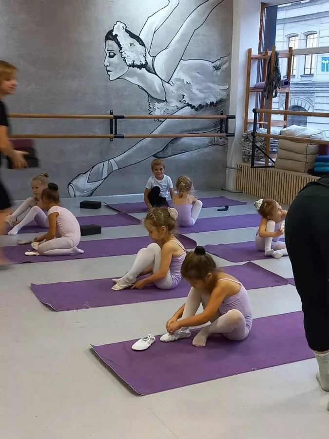 Школа танцев Internal Dance School в Санкт-Петербурге: Хореография, Акробатика, Стретчинг, Современный Танец, Балет, Аэройога,