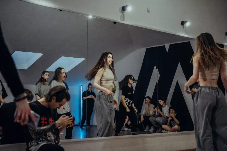 Студия танцев I am dance studio в Краснодаре: Джаз-фанк, Дэнсхолл, Вог, Свадебный танец,