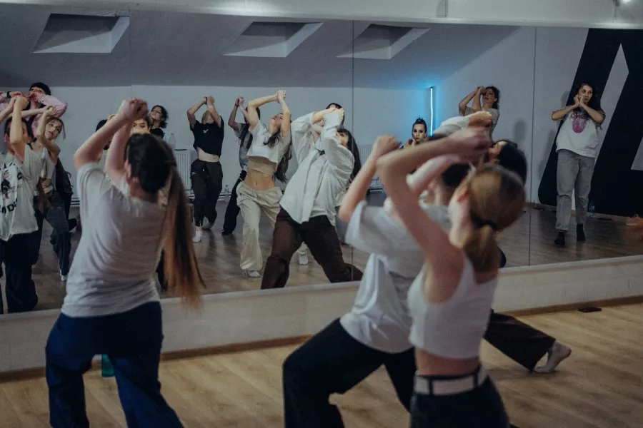 Студия танцев I am dance studio в Краснодаре: Джаз-фанк, Дэнсхолл, Вог, Свадебный танец,
