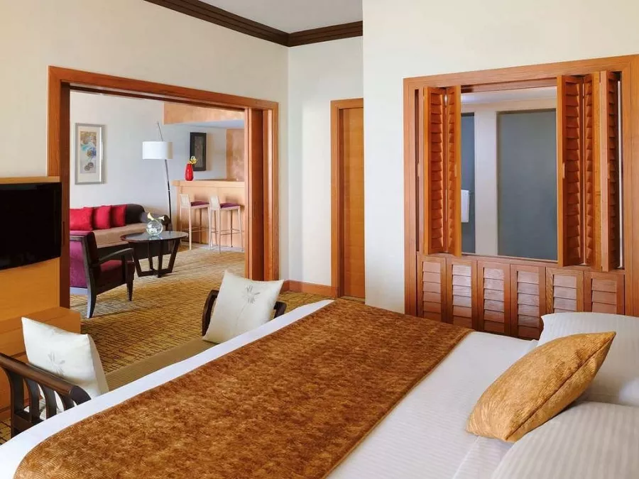 Отель Mövenpick Hotel Jumeirah Beach 5* в Дубаи: Прибрежный отель , Люкс номера , Спа , Семейные номера, Фитнес , Рестораны , Бар , Шведский стол , Апартаменты , Конференц-зал,
