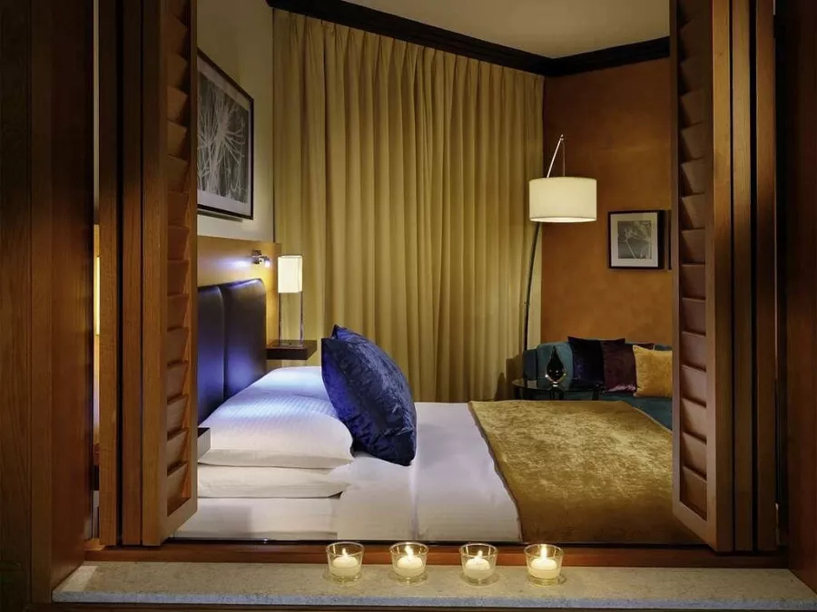 Отель Mövenpick Hotel Jumeirah Beach 5* в Дубаи: Прибрежный отель , Люкс номера , Спа , Семейные номера, Фитнес , Рестораны , Бар , Шведский стол , Апартаменты , Конференц-зал,