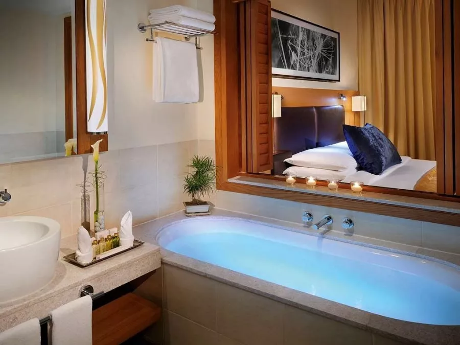 Отель Mövenpick Hotel Jumeirah Beach 5* в Дубаи: Прибрежный отель , Люкс номера , Спа , Семейные номера, Фитнес , Рестораны , Бар , Шведский стол , Апартаменты , Конференц-зал,