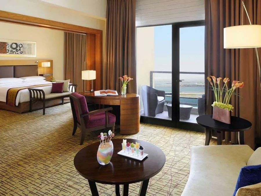 Отель Mövenpick Hotel Jumeirah Beach 5* в Дубаи: Прибрежный отель , Люкс номера , Спа , Семейные номера, Фитнес , Рестораны , Бар , Шведский стол , Апартаменты , Конференц-зал,