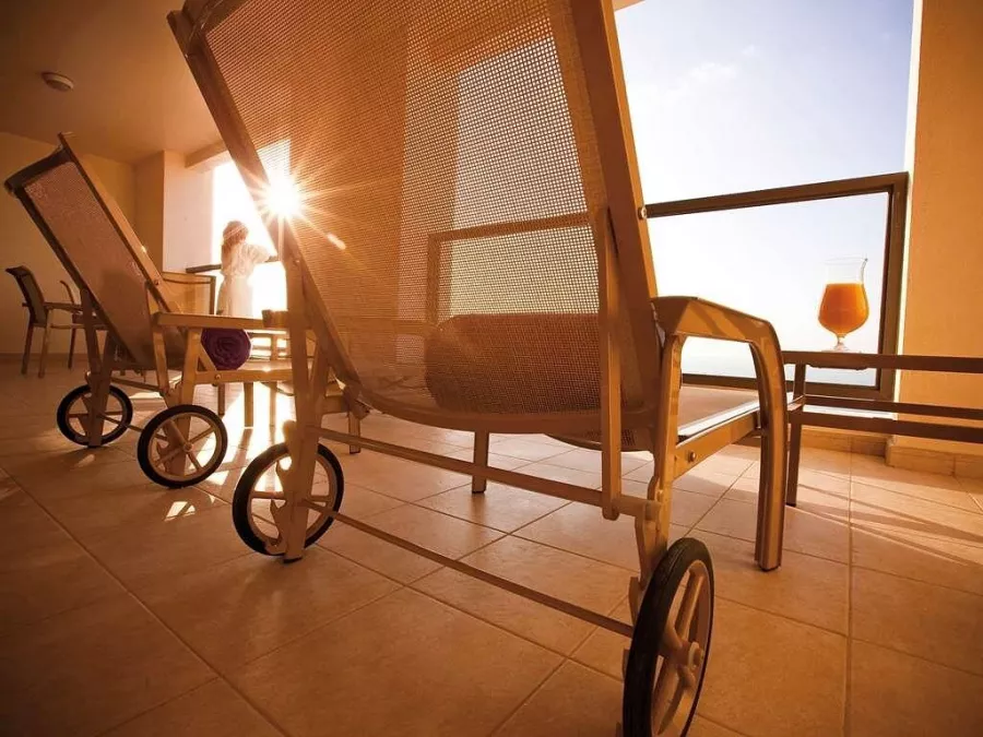 Отель Mövenpick Hotel Jumeirah Beach 5* в Дубаи: Прибрежный отель , Люкс номера , Спа , Семейные номера, Фитнес , Рестораны , Бар , Шведский стол , Апартаменты , Конференц-зал,