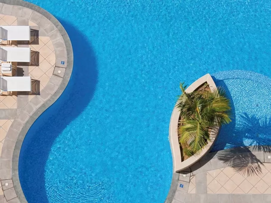 Отель Mövenpick Hotel Jumeirah Beach 5* в Дубаи: Прибрежный отель , Люкс номера , Спа , Семейные номера, Фитнес , Рестораны , Бар , Шведский стол , Апартаменты , Конференц-зал,