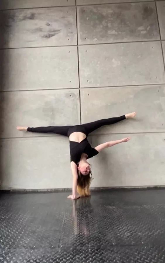 Студия танцев Infinity Dance в Ростове-на-Дону: Эстрадные танцы, Бальные танцы, Растяжка, Vouge, K-pop, Street dance,