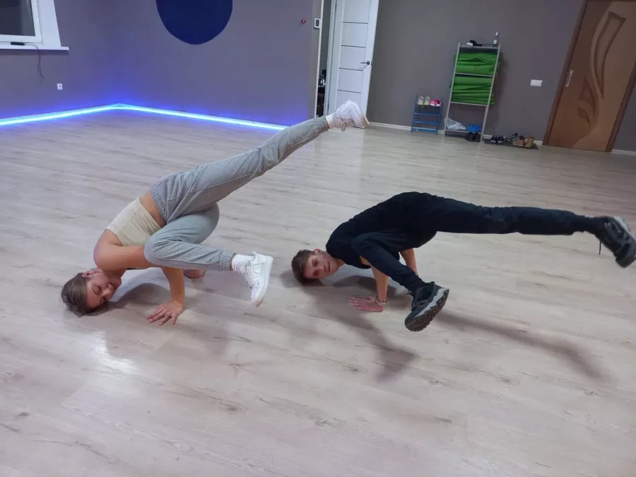 Студия танцев Infinity Dance в Ростове-на-Дону: Эстрадные танцы, Бальные танцы, Растяжка, Vouge, K-pop, Street dance,
